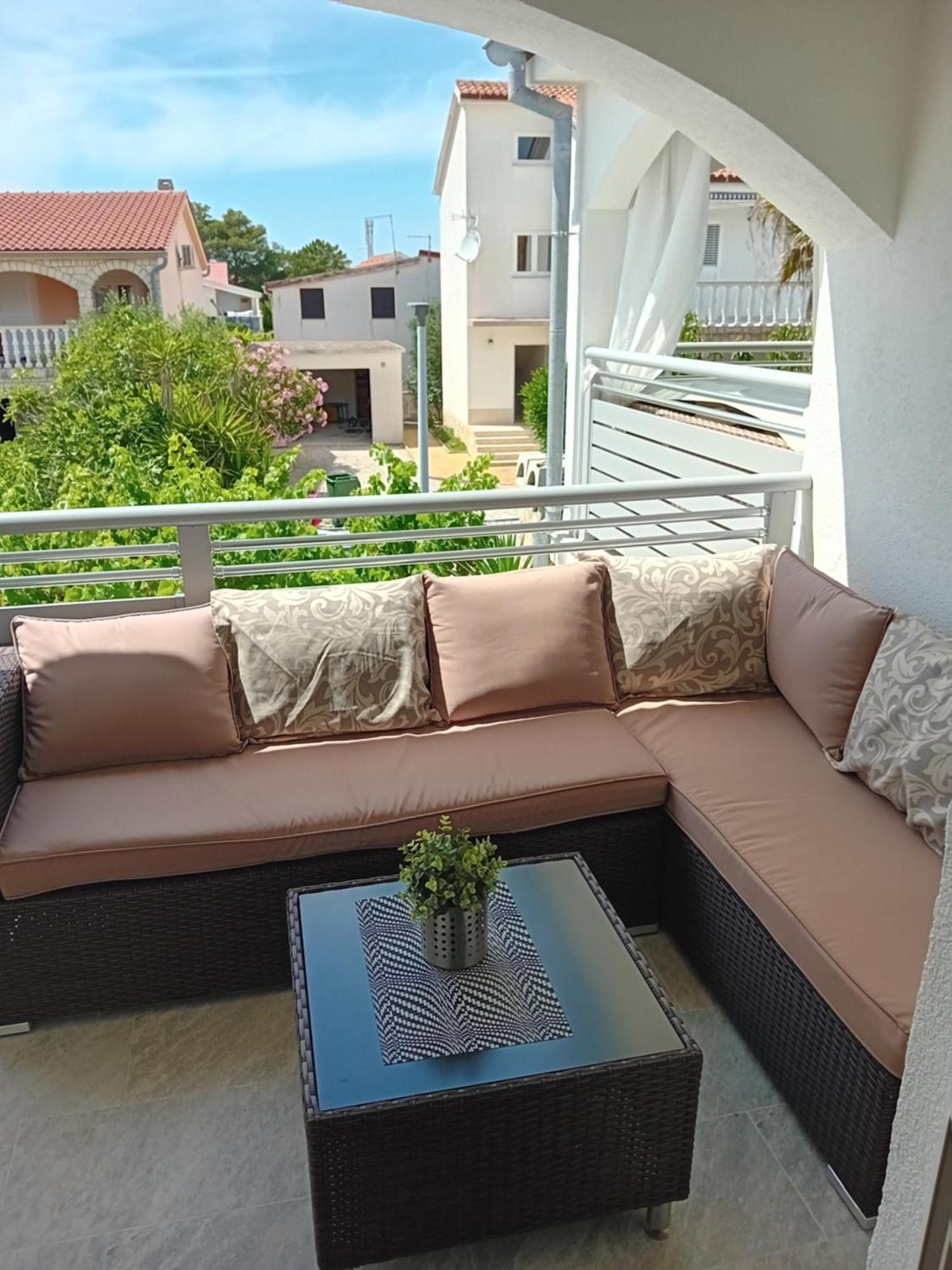 Apatmani Peternel Apartment Vir