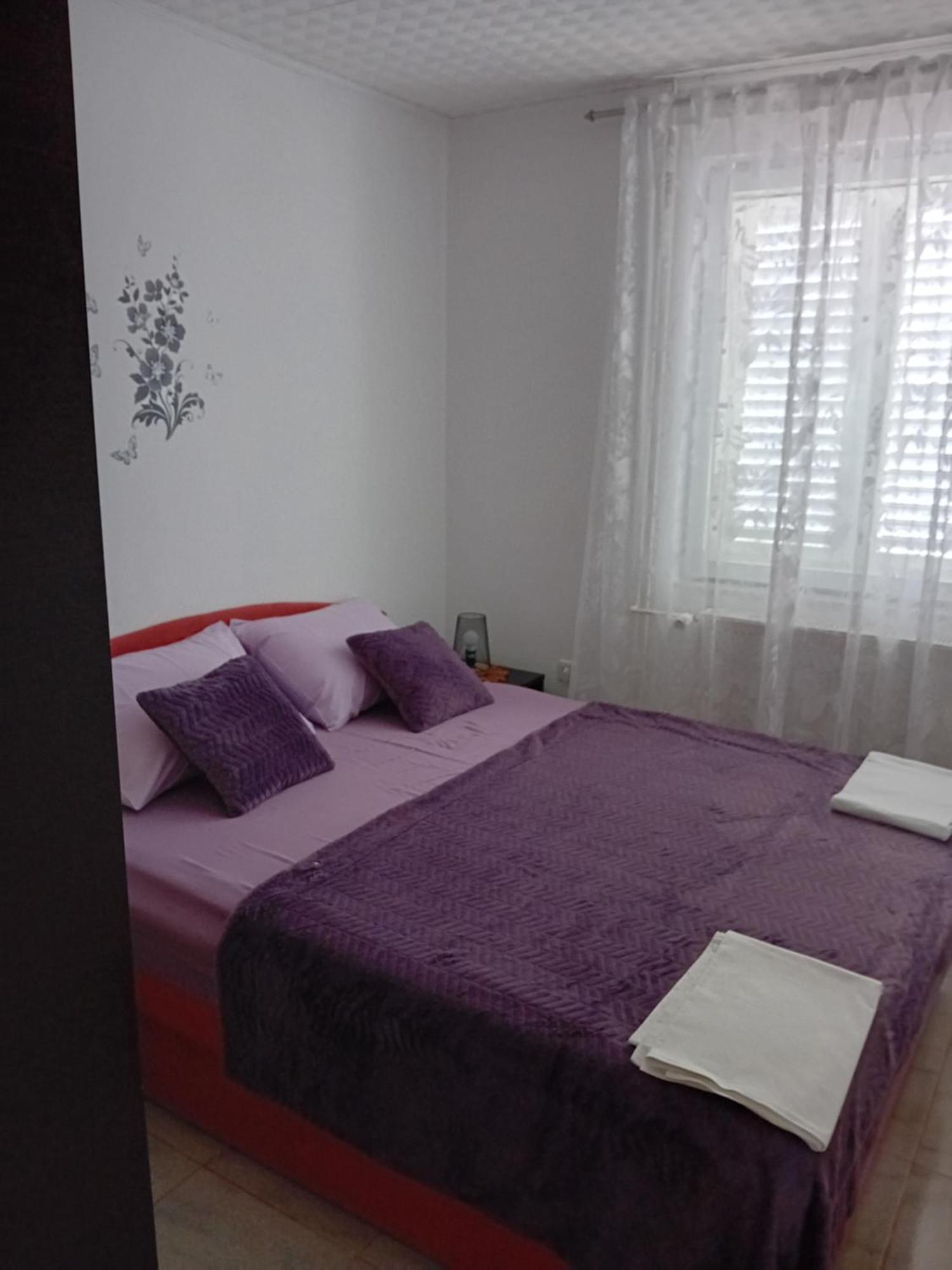 Apatmani Peternel Apartment Vir